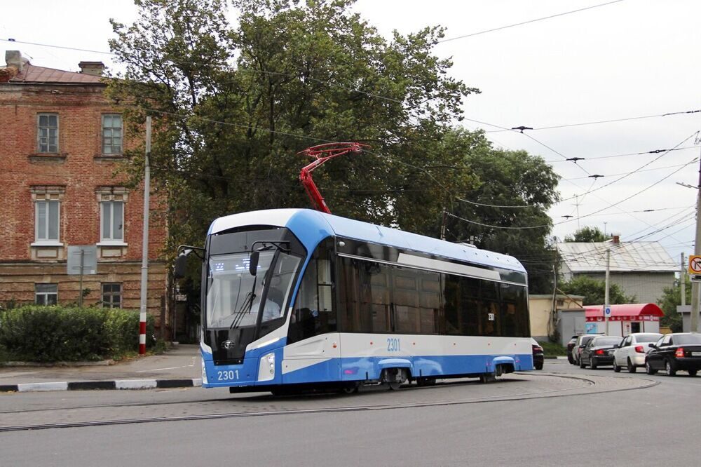 71-911EM_tram_in_Radisheva_street_in_Ulyanovsk